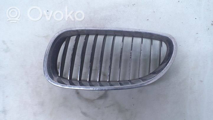 BMW 5 E60 E61 Maskownica / Grill / Atrapa górna chłodnicy 51137065701