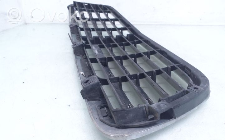 Mercedes-Benz C W203 Grille calandre supérieure de pare-chocs avant A2038800183