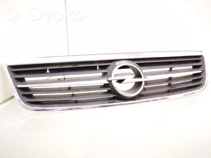 Opel Omega B2 Grotelės viršutinės 09184938