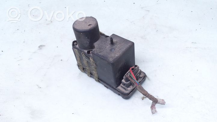 Audi 80 90 B3 Keskuslukituksen alipainepumppu 443862257D