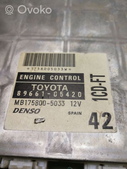 Toyota Avensis T220 Centralina/modulo del motore 8966105420