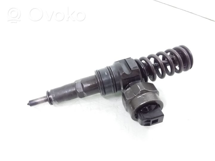 Volkswagen PASSAT B5 Fuel injector 038130073F