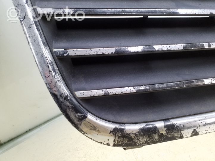 Volkswagen PASSAT B5.5 Grille calandre supérieure de pare-chocs avant 242901N