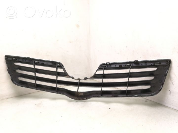 Toyota Avensis T250 Grotelės viršutinės 5311405070