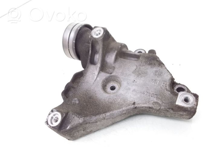 Volkswagen PASSAT B7 Support de compresseur de clim 03C903143B