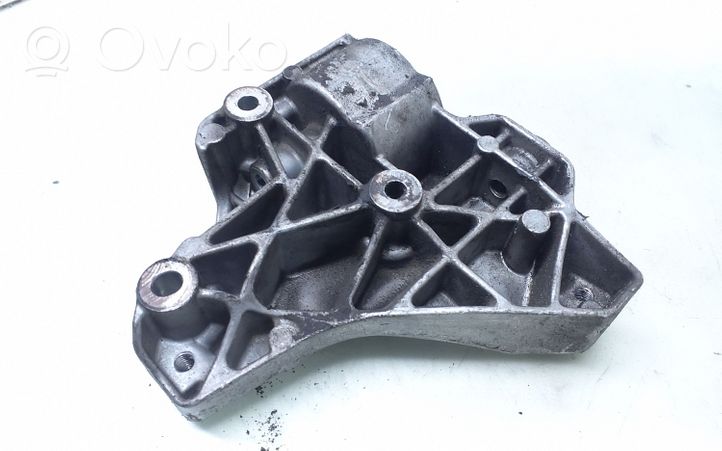 Volkswagen Golf V Support de compresseur de clim 03C903143B