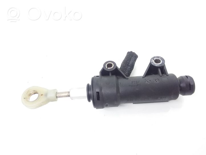 BMW X3 E83 Główny cylinder sprzęgła 6758822