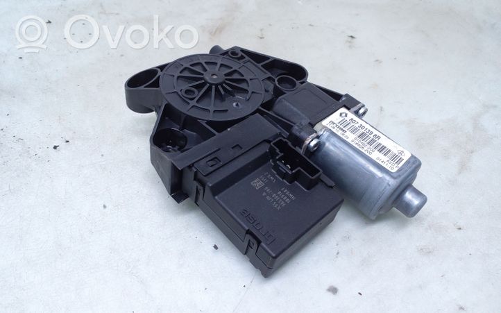 Renault Megane III Front door window regulator motor 0130822478