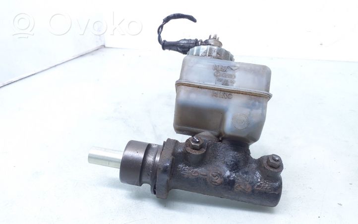 Volkswagen PASSAT B3 Główny cylinder hamulca 357611307