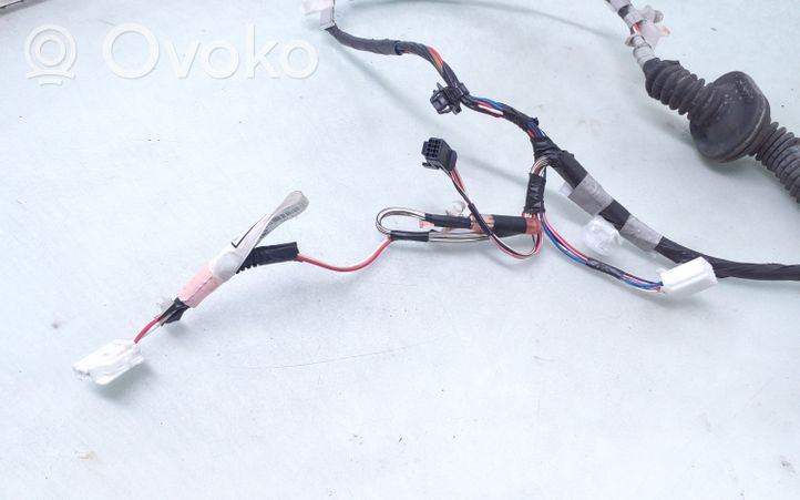 Toyota Avensis T270 Cableado de puerta trasera 8215305290B