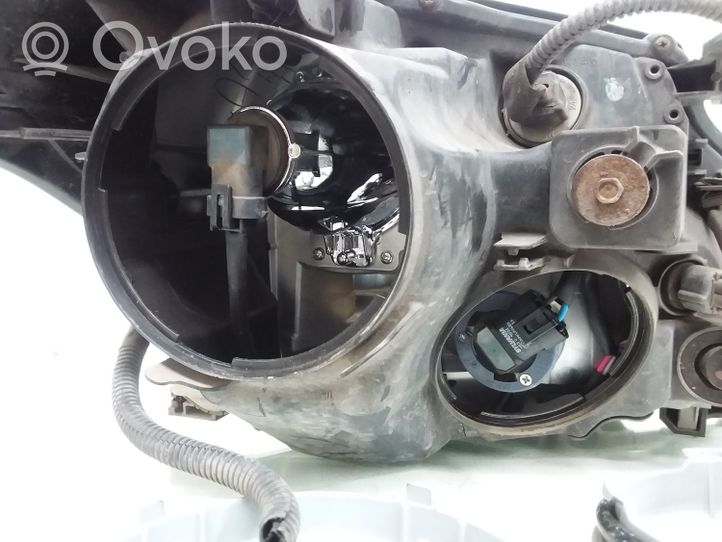 Toyota Avensis T270 Lampa przednia 8116605310