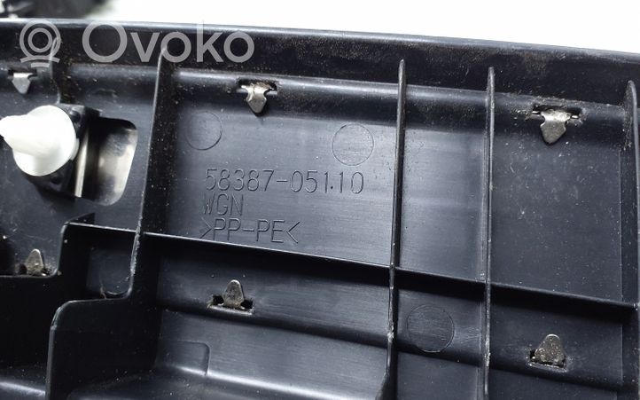 Toyota Avensis T270 Osłona pasa bagażnika 5838705110