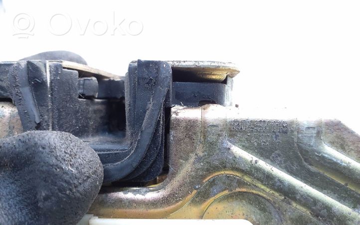 Opel Omega B1 Front door lock 90449073