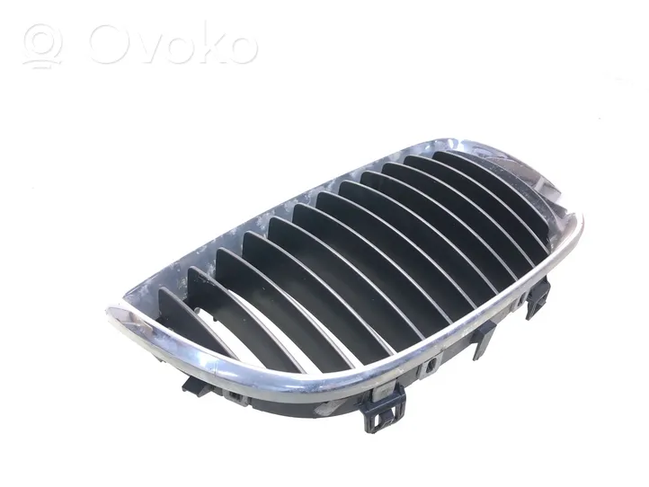 BMW 1 E81 E87 Maskownica / Grill / Atrapa górna chłodnicy 7077130