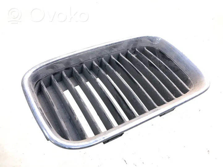 BMW 3 E36 Maskownica / Grill / Atrapa górna chłodnicy 8151548