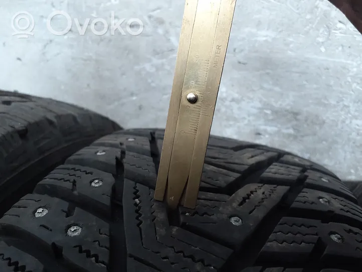 Volkswagen Golf II Pneus d’hiver R15 à crampons HANKOOK