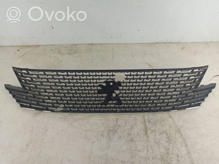 Peugeot 5008 II Maskownica / Grill / Atrapa górna chłodnicy 9836842277