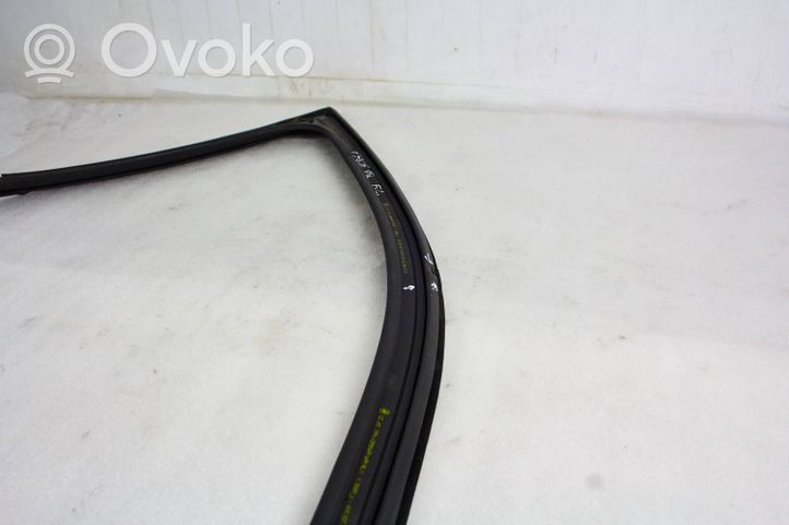 Skoda Fabia Mk3 (NJ) Moulures des vitres de la porte avant 6V0837431