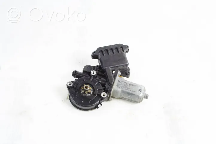 Toyota Avensis T270 Moteur de lève-vitre de porte avant 8572005051