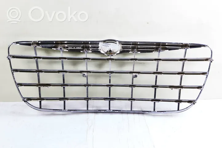 Chrysler 300 - 300C Maskownica / Grill / Atrapa górna chłodnicy 