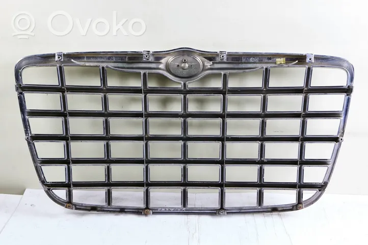 Chrysler 300 - 300C Maskownica / Grill / Atrapa górna chłodnicy 04805928ac