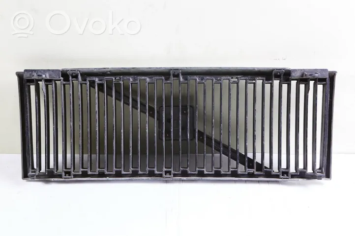 Volvo 740 Front bumper upper radiator grill 1369617