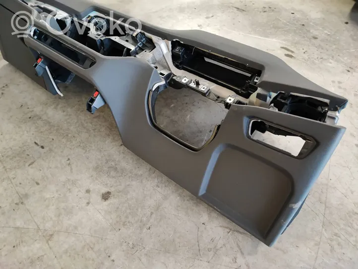 BMW 4 G22 G23 G24 G26 Panelė 