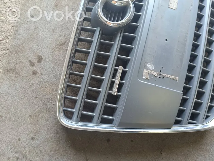 Audi Q7 4L Etupuskurin ylempi jäähdytinsäleikkö 4L0853651