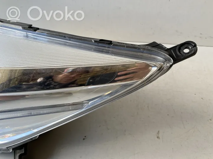 Toyota Verso-S Lampa przednia 8115052K00