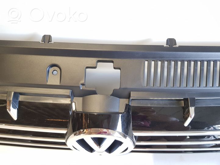 Volkswagen PASSAT B8 USA Grille calandre supérieure de pare-chocs avant 561853651B