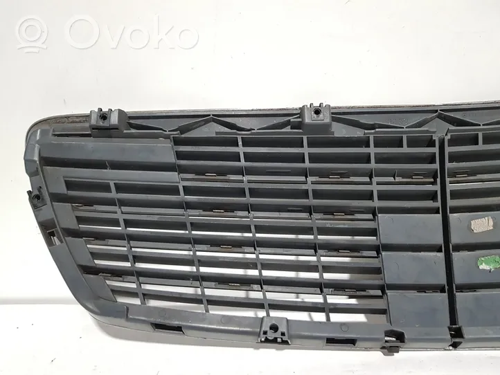 Mercedes-Benz E W211 Grille calandre supérieure de pare-chocs avant A2118800283