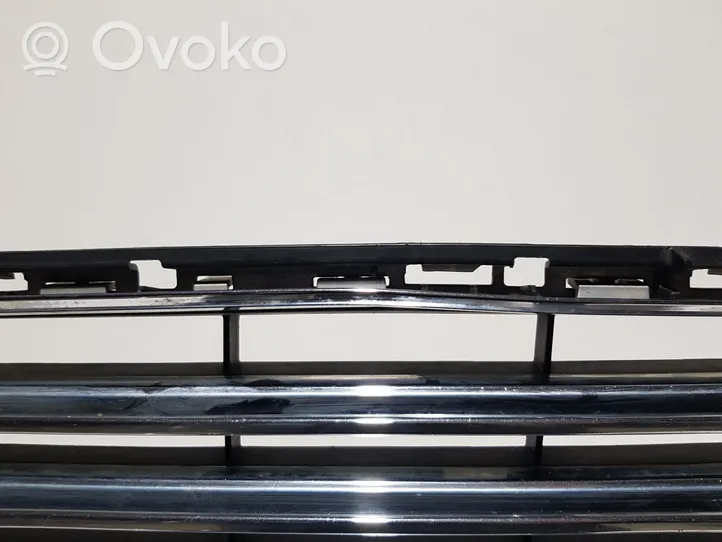 Ford Mondeo MK IV Grotelės viršutinės DS738150J