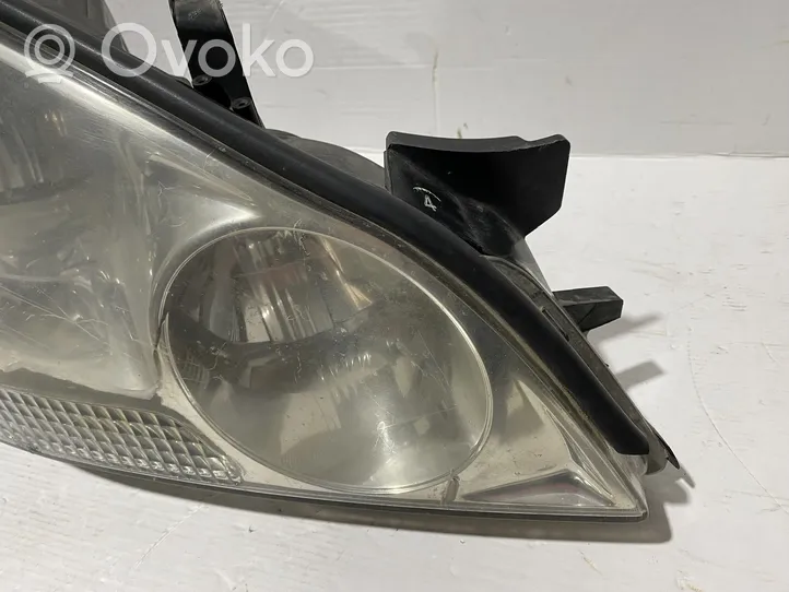 Toyota Avensis Verso Lampa przednia 