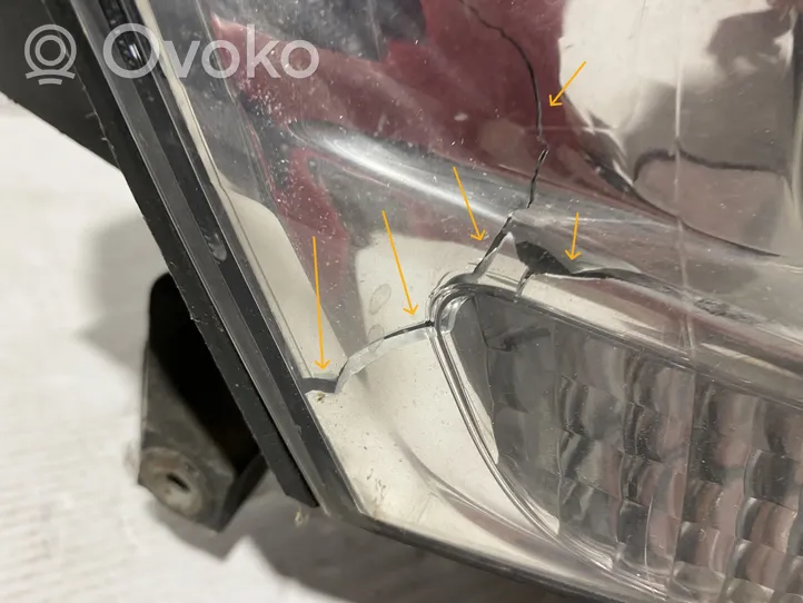 Toyota Avensis Verso Lampa przednia 