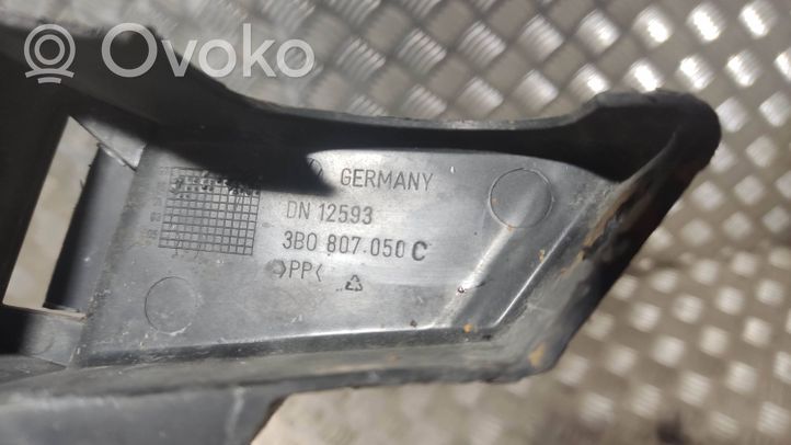 Volkswagen PASSAT B5 Soporte del parachoques delantero 3B0807050C