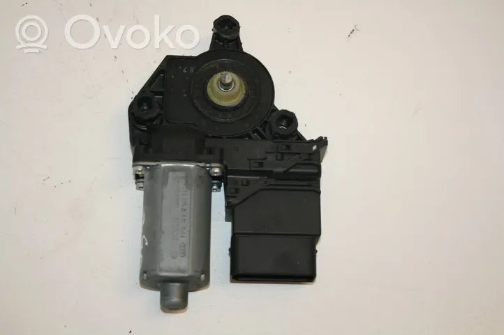 Volkswagen Golf V Moteur de lève-vitre de porte avant 0130821430