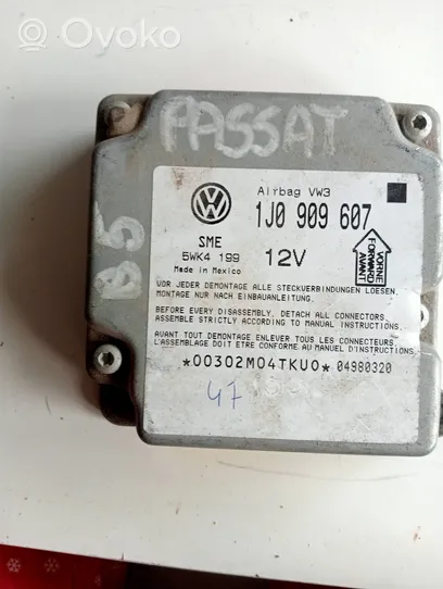 Volkswagen PASSAT B5 Turvatyynyn ohjainlaite/moduuli 1j0909607