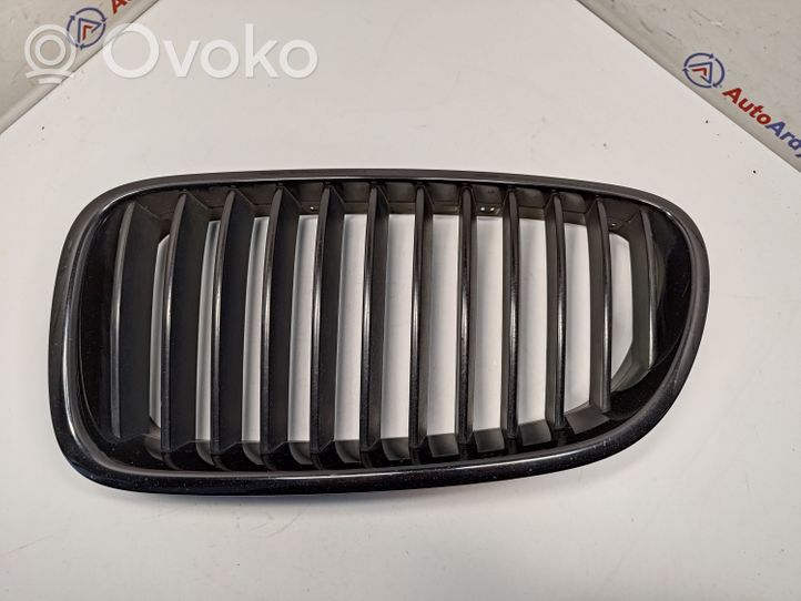 BMW 5 F10 F11 Etupuskurin ylempi jäähdytinsäleikkö 51712165539