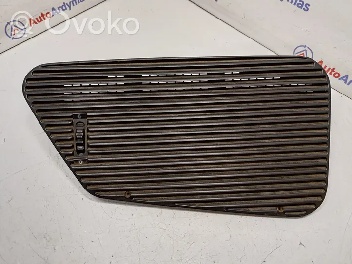 BMW 5 E34 Lango oro grotelės 64221384066