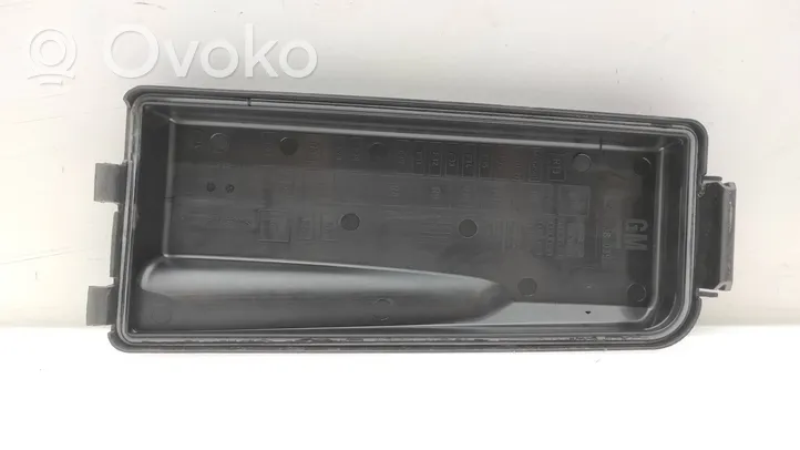 Opel Vectra C Pokrywa skrzynki bezpieczników 24438039