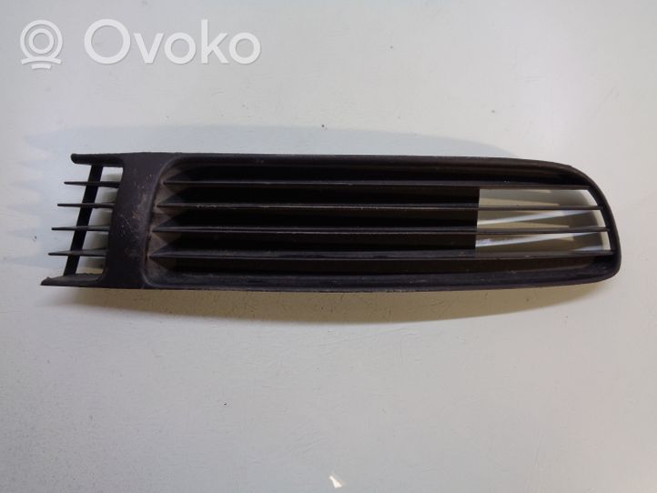 Volkswagen PASSAT B7 Grille inférieure de pare-chocs avant 3B0853678