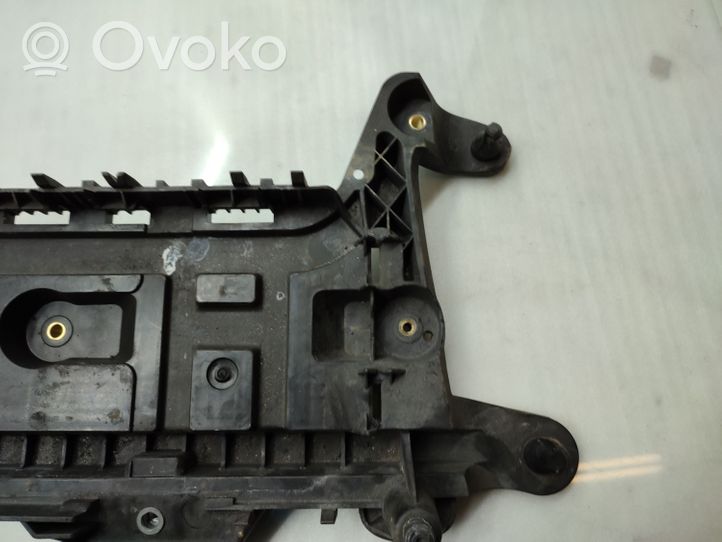 Volkswagen Touran II Boîte de batterie 1K0915333