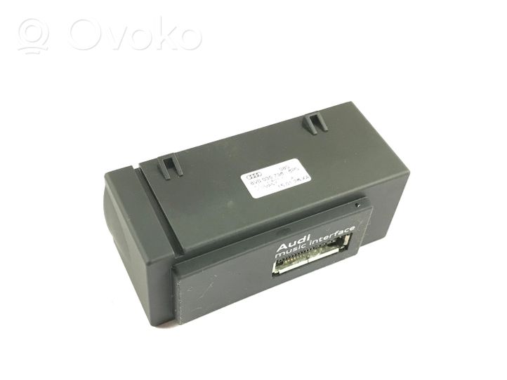 Audi A3 S3 8V AUX-pistokeliitin 8V0035736