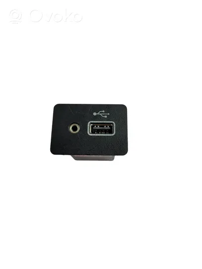Nissan Qashqai USB-pistokeliitin 8K2312782B