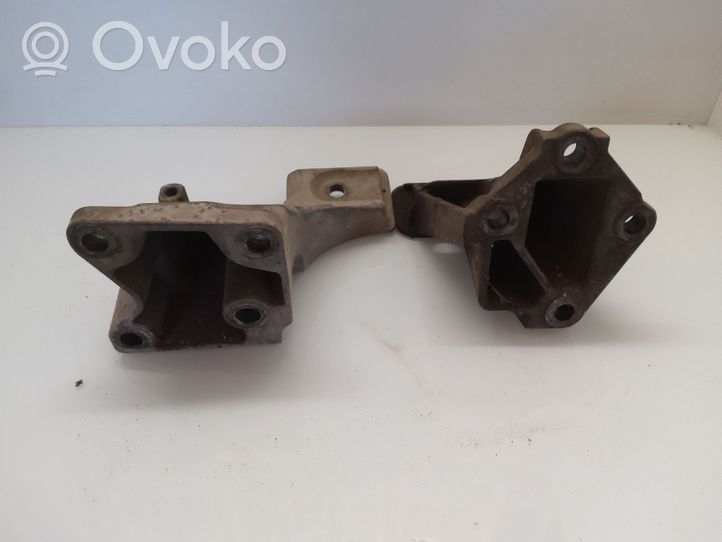 Land Rover Discovery 3 - LR3 Engine mounting bracket KKU500590