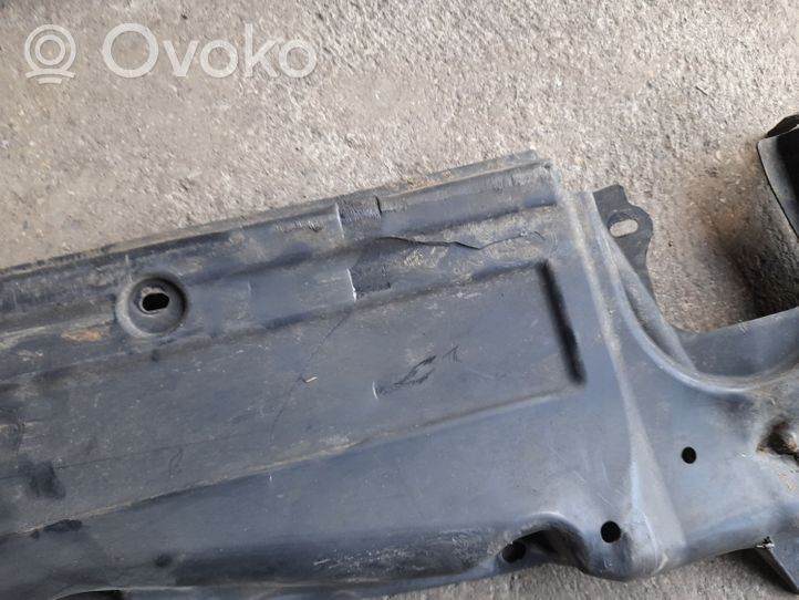 Volkswagen Touareg II Couvercle de plateau inférieur 7P6825182