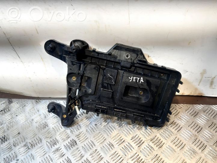 Volkswagen Jetta VI Boîte de batterie 1KM915333