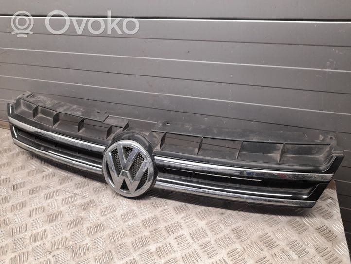 Volkswagen Touareg II Etupuskurin ylempi jäähdytinsäleikkö 7P6853651A