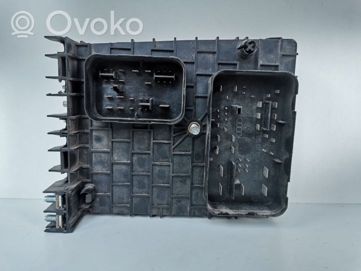 Skoda Octavia Mk2 (1Z) Ramka / Moduł bezpieczników 0509448667E