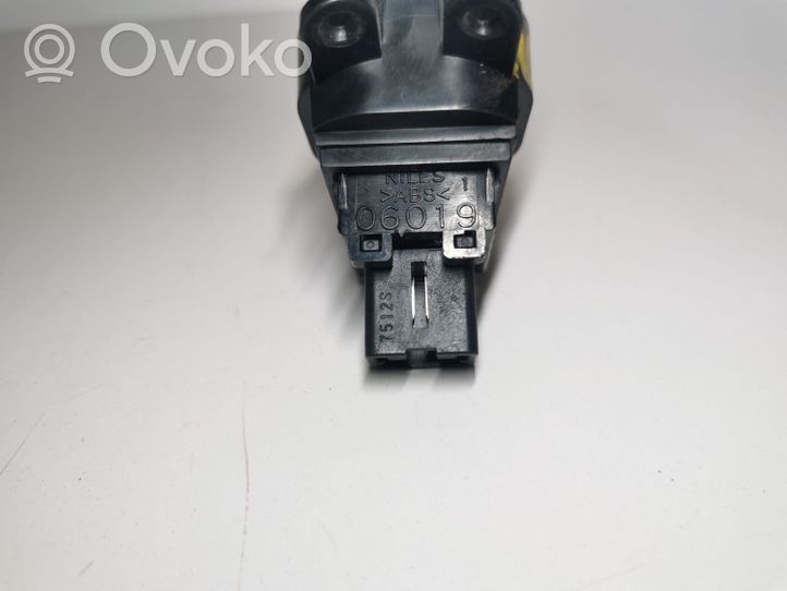 Nissan Navara D40 Hazard light switch 06019